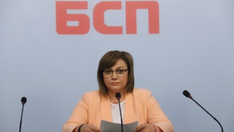 Нинова: Някой виждал ли е Слави Трифонов на протестите?