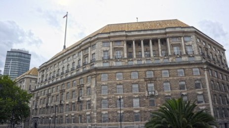 МИ-5 с профил в Instagram: Ще развенчават мита за "пиещи мартини хора"