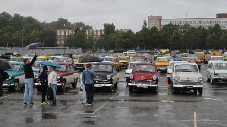 На фона на липсващо гориво: Стотици коли се събраха за Деня на Москвича (СНИМКИ)
