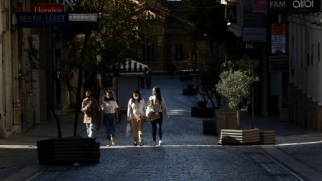 В Гърция строго: Полицията следи да не се събират хора на обществени места