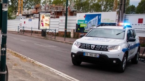 Мъж уби с нож полицайка във Франция