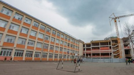 МОН предлага повече класове да се върнат в училище