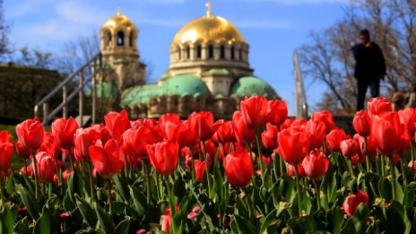 Мият пространствата около храмове и църкви за Великден