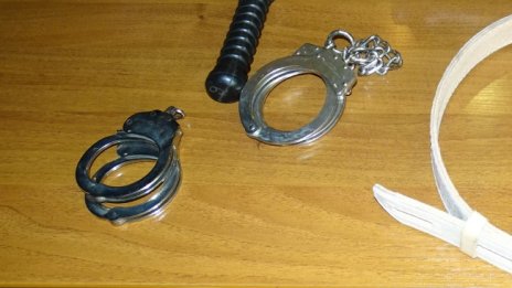 Белезници за детегледачка, разпространявала детско порно