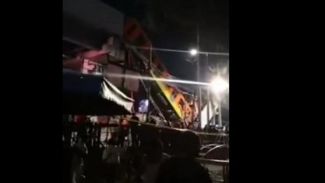 Влак на метрото падна от надлез в Мексико, 15 души загинаха