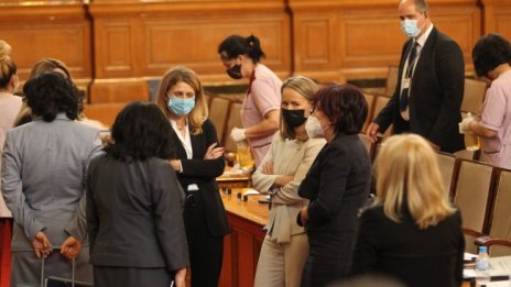 Депутатите се отказаха да обсъждат намаляването на заплатите си