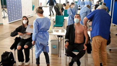 Ваксинираните и прекаралите COVID-19 без вечерен час в Германия 