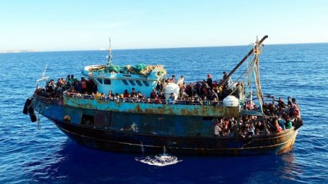 Лодки със стотици мигранти пристигнаха на остров Лампедуза