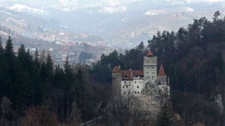 Вместо ухапване от вампир, доза от "Пфайзер" в замъка на Дракула