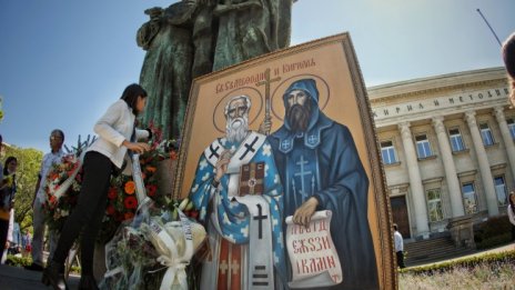 Ученици поднесоха цветя на паметника на Светите братя в София