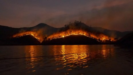 Пожар евакуира две населени места край Атина