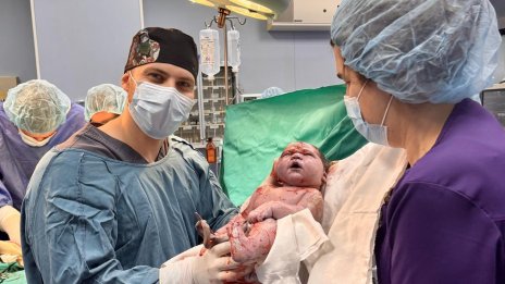 Малък гигант: Лекари от &bdquo;Майчин дом&ldquo; изродиха бебе, което тежи близо 6 кг