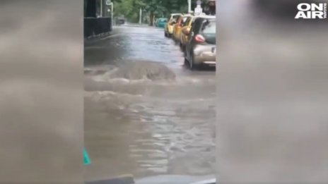 При силен дъжд - центърът на Русе е под вода, шахти извират като гейзери