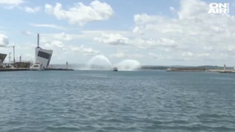 Първият български еко-катамаран акостира в Бургас