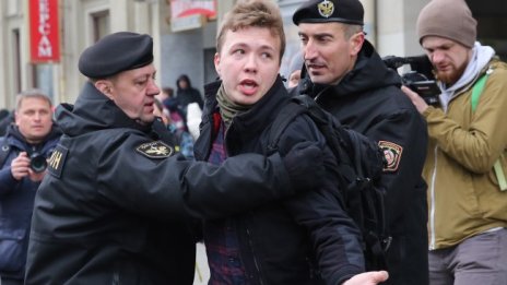 Бомба или опит за арест на опозиционер: Защо самолет кацна аварийно в Беларус?
