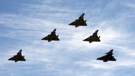 Какво се случва, когато военен самолет прихване пътнически във въздуха? 
