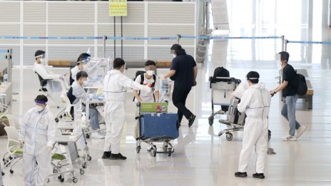 Ваксинираните южнокорейци вече ще са без маски на открито 