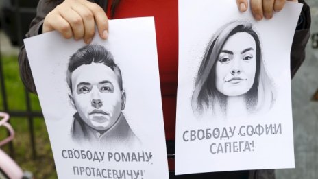 Кои трима от отклонения към Минск самолет останаха в Беларус?
