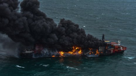 Контейнеровоз, превозващ химикали, гори край брега на Шри Ланка