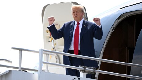 Кожа и позлатени тавани: Катарски самолет ли ще е новият Air Force One на Тръмп? СНИМКИ