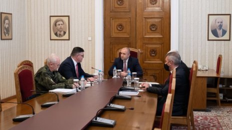 Радев: Чужди армии не могат да излагат на риск живота на българите