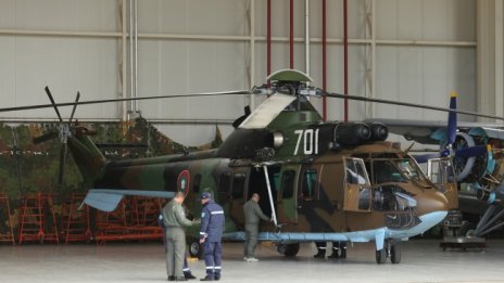 Военни показват бойна техника и умения в Деня на детето