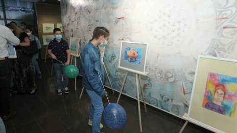 Над 40 картини озариха коридорите на ВУЗФ в благотворителната изложба „Деца помагат на деца“