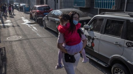 Какво мислят китайските двойки за позволението да имат трето дете?