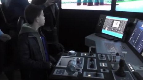 На 1 юни деца управляваха военен кораб 