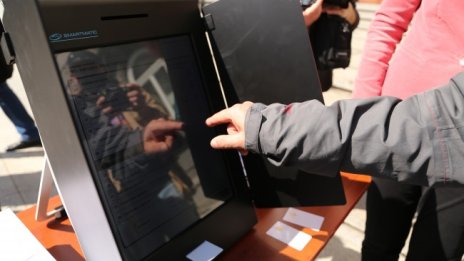 Жените са по-ловки и бързи при машинното гласуване 