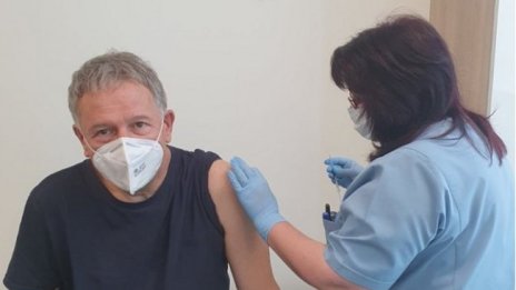 Здравният министър Кацаров се ваксинира срещу COVID-19