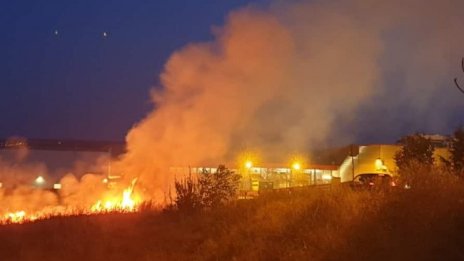 Пожар изпепели техника в базата на земеделска кооперация в Бяла