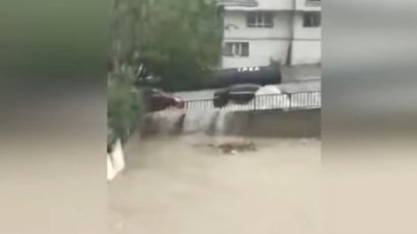 Поройни дъждове наводниха улици и къщи в Турция 