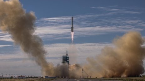 Китай изпрати тайконавти до новата си космическа станция