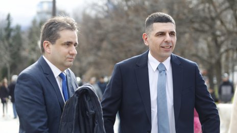 Мирчев и Божанов с атака по Радев: Публикува панически статуси във фейсбук