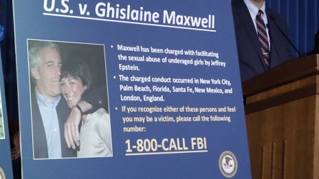 Игнорирайте го... Как елитът утешаваше Джефри Епстийн за престъпленията му