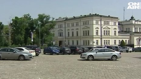 Намаляват депутатските паркоместа в центъра на София