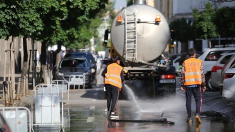 Цистерни мият улиците на София заради жегата