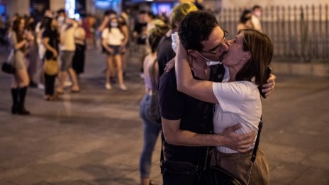 След 401 дни пандемия Испания свали маските на открито