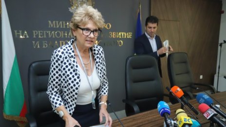 Комитова се закани: Граждански контрол над качеството на пътищата