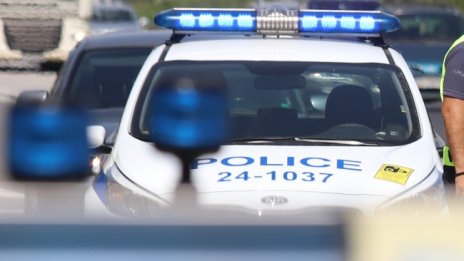 Пътник в кола пробва да подкупи полицаи в Сливенско