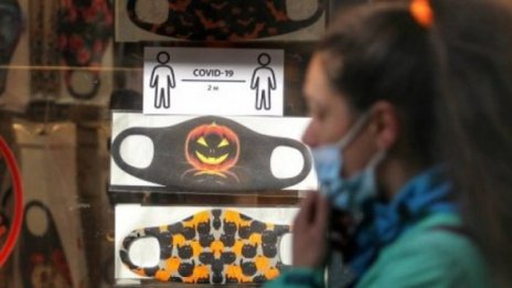 Изобретиха маска, издаваща дали носителят й е с коронавирус