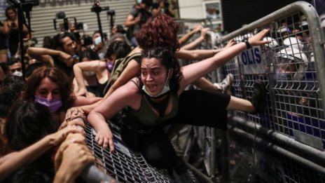 Жени на протест в Истанбул, сблъсъци с полицията