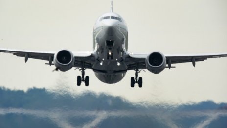 Глобиха пътник с 10 000 долара, отказал да носи маска в самолет