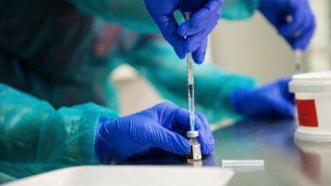 Без заплата за здравните работници във Франция, ако не са ваксинирани 