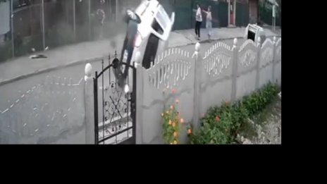 На косъм от голяма трагедия: „Рено“ помете и обърна баничарка