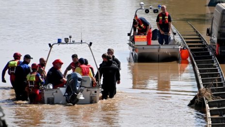 Силна буря обхвана части от Австрия, наводнения завлякоха коли