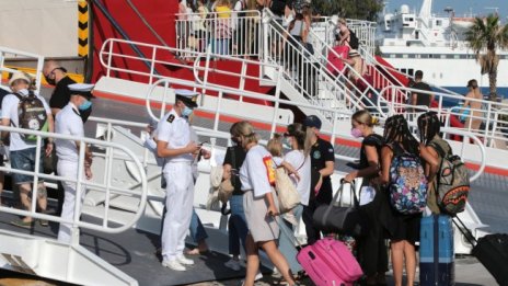 В Гърция не достигат местата за карантинирани туристи