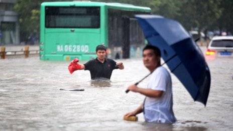 На прага на смъртта в Китай: Блокирани от вода в метро чакали най-лошото