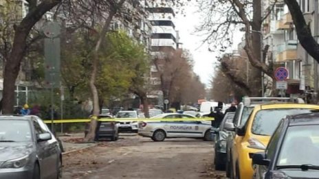 Тяло на млад мъж е открито на козирка на блок в Пловдив